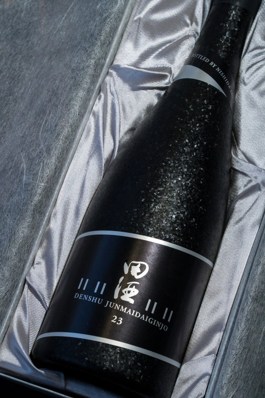 田酒 純米大吟釀 二割三分 黑盒&專用紙袋 【頂點之作二割三分冰點熟成】 - 呷．Sippin 日本清酒專門店